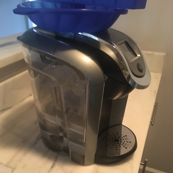 Keurig 2.0 + reusable coffee insert - Picture 2 of 5